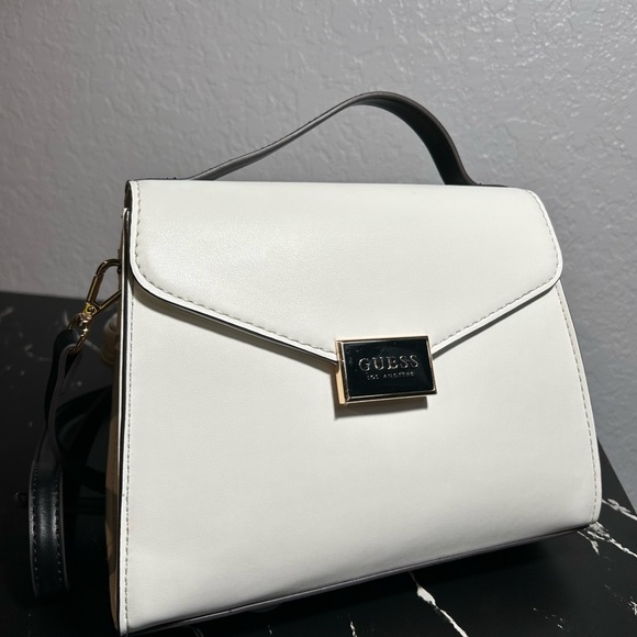 White Guess crossbody with long black shoulder strip brand new. - Picture 1 of 3